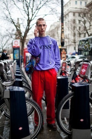 Comment porter des slippers en cuir rouges à l'adolescence: Choisis un sweat-shirt imprimé violet clair et un pantalon chino rouge pour une tenue idéale le week-end. D'une humeur créatrice? Assortis ta tenue avec une paire de slippers en cuir rouges.