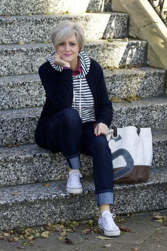 Comment porter un pull pour un style chic decontractés quand il fait chaud après 60 ans