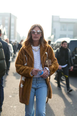Comment porter un pull pour un style chic decontractés quand il fait frais après 50 ans