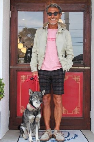 Comment porter un pull en été après 60 ans