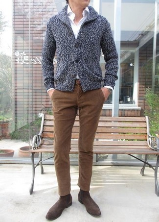 Comment porter un pull pour un style chic decontractés au printemps après 40 ans