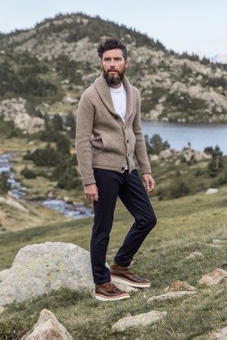 Comment porter un pull pour un style chic decontractés au printemps après 40 ans