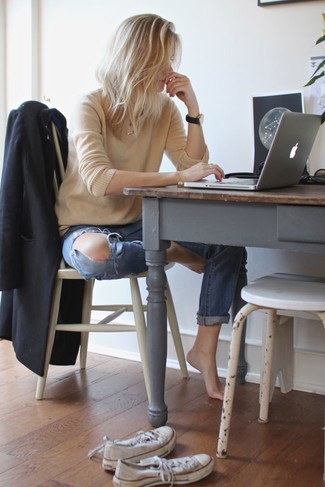 Comment porter un pull pour un style relax quand il fait chaud