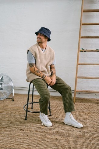 Comment porter un pull en v sans manches pour un style decontractés