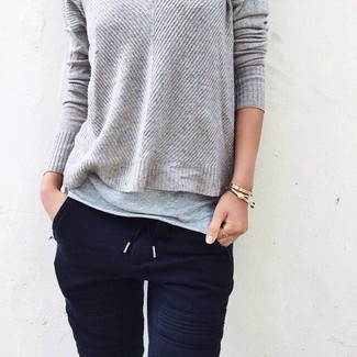 Comment porter un pantalon de jogging avec un pull à col rond