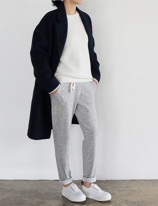 Comment porter un pantalon de jogging avec un pull à col rond