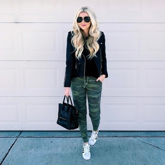 Comment porter un pantalon de jogging avec un pull à col rond