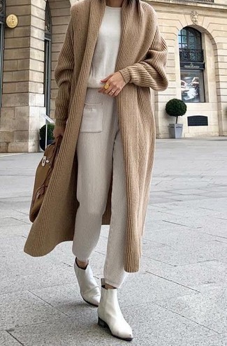 Comment porter un pantalon de jogging avec un pull à col rond