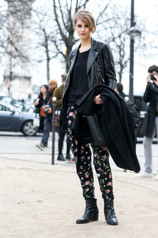 Comment porter un pantalon de jogging avec un pull à col rond