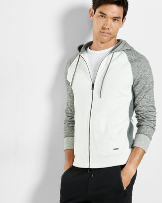 Comment porter un pantalon de jogging pour un style relax quand il fait chaud