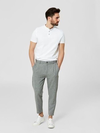 Un t-shirt à col boutonné à porter avec un pantalon chino gris: Harmonise un t-shirt à col boutonné avec un pantalon chino gris pour un look de tous les jours facile à porter. Une paire de baskets basses en cuir blanches est une option judicieux pour complèter cette tenue.