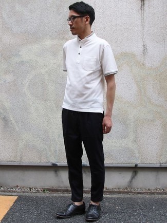 Un pantalon chino à porter avec des chaussures richelieu noires: Associe un t-shirt à col boutonné blanc avec un pantalon chino pour une tenue idéale le week-end. Une paire de chaussures richelieu noires ajoutera de l'élégance à un look simple.