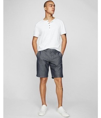 Tenue: T-shirt à col boutonné blanc, Short en lin bleu marine, Baskets basses en cuir blanches