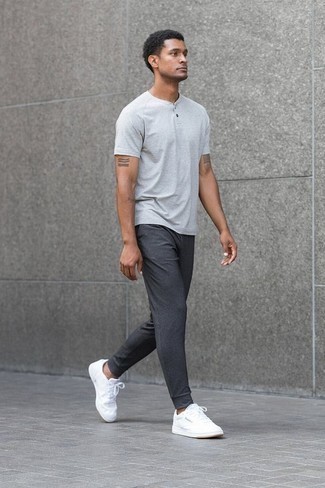 Comment porter un pantalon de jogging gris avec des baskets basses blanches: Marie un t-shirt à col boutonné gris avec un pantalon de jogging gris pour un look idéal le week-end. Une paire de baskets basses blanches est une façon simple d'améliorer ton look.