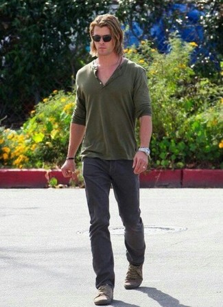 Tenue de Chris Hemsworth: T-shirt à col boutonné olive, Jean gris foncé, Baskets basses en toile olive, Lunettes de soleil noires