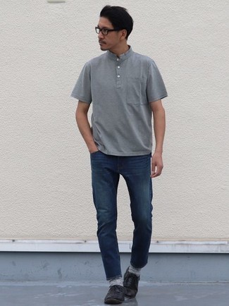 Un jean à porter avec un t-shirt à col boutonné gris foncé: Harmonise un t-shirt à col boutonné gris foncé avec un jean pour un look de tous les jours facile à porter. Une paire de chaussures richelieu en cuir noires est une façon simple d'améliorer ton look.