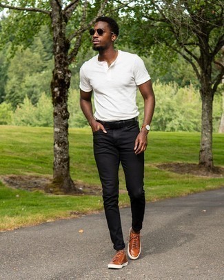 Comment porter un jean skinny noir: Harmonise un t-shirt à col boutonné blanc avec un jean skinny noir pour un look confortable et décontracté. D'une humeur audacieuse? Complète ta tenue avec une paire de baskets basses en cuir tabac.