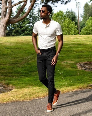 Comment porter un jean skinny noir: Choisis un t-shirt à col boutonné blanc et un jean skinny noir pour une tenue idéale le week-end. Une paire de baskets basses en cuir tabac apportera une esthétique classique à l'ensemble.