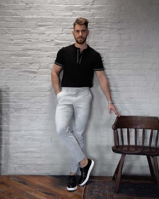 Comment porter un pantalon chino gris quand il fait chaud: Pense à porter un t-shirt à col boutonné noir et un pantalon chino gris pour une tenue idéale le week-end. Une paire de baskets basses en cuir noires est une option avisé pour complèter cette tenue.