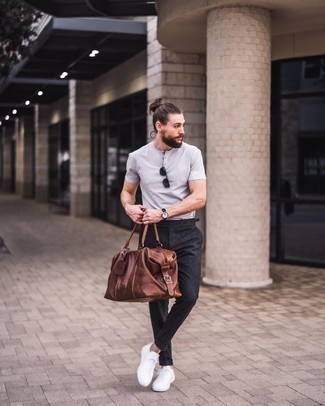 Comment porter un grand sac en cuir marron: Associe un t-shirt à col boutonné gris avec un grand sac en cuir marron pour un look confortable et décontracté. D'une humeur créatrice? Assortis ta tenue avec une paire de baskets basses en toile blanches.