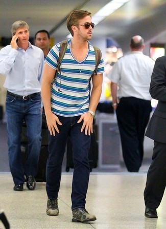 Tenue de Ryan Gosling: T-shirt à col en v à rayures horizontales blanc et bleu, Jean bleu marine, Bottines chukka en cuir vert foncé