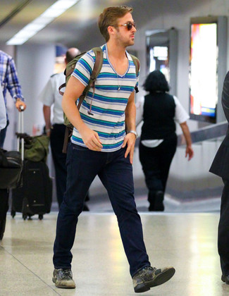Tenue de Ryan Gosling: T-shirt à col en v à rayures horizontales blanc et bleu, Jean bleu marine, Bottes de loisirs en cuir olive, Sac à dos en toile olive