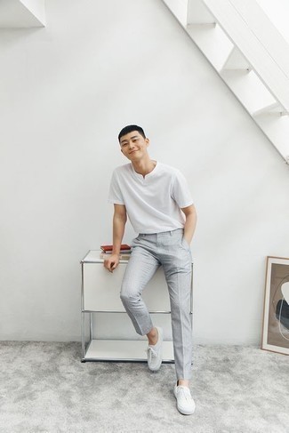 Tenue: T-shirt à col en v blanc, Pantalon chino gris, Baskets basses en toile blanches