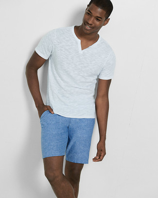 Tenue: T-shirt à col en v blanc, Short en chambray bleu