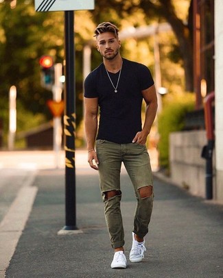 Comment porter un jean skinny olive: Pense à marier un t-shirt à col en v noir avec un jean skinny olive pour un look confortable et décontracté. Habille ta tenue avec une paire de baskets basses blanches.