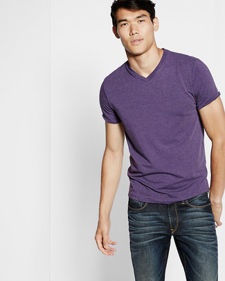 Comment porter un t-shirt à col en v violet clair: Pense à harmoniser un t-shirt à col en v violet clair avec un jean bleu marine pour une tenue confortable aussi composée avec goût.