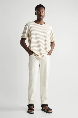 Tenue: T-shirt à col rond à rayures horizontales beige, Jean blanc, Sandales en toile noires