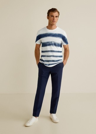 Tenue: T-shirt à col rond à rayures horizontales blanc et bleu marine, Pantalon chino bleu marine, Baskets basses en toile blanches