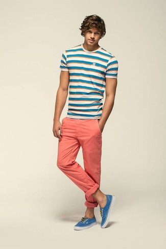 Tenue: T-shirt à col rond à rayures horizontales blanc et bleu, Pantalon chino rose, Baskets basses bleues