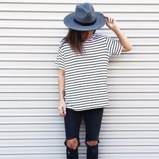 Tenue: T-shirt à col rond à rayures horizontales blanc et noir, Jean skinny déchiré noir, Chapeau en laine bleu