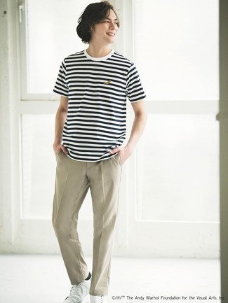 Tenue: T-shirt à col rond à rayures horizontales blanc et noir, Pantalon chino beige, Baskets basses en cuir blanches