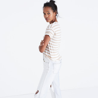 Comment porter un t-shirt à col rond à rayures horizontales blanc: Pense à harmoniser un t-shirt à col rond à rayures horizontales blanc avec un jean déchiré blanc pour une impression décontractée.