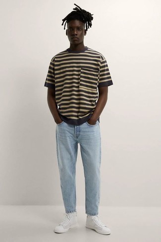 Tenue: T-shirt à col rond à rayures horizontales gris foncé, Jean bleu clair, Baskets montantes en cuir blanches
