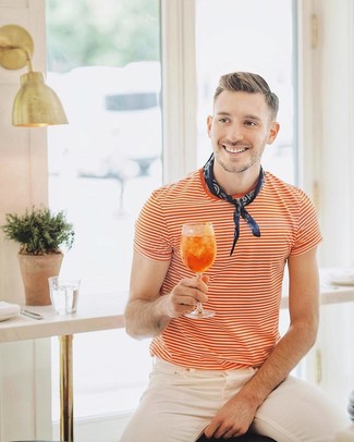 Un pantalon chino à porter avec un t-shirt à col rond orange en été: Essaie de marier un t-shirt à col rond orange avec un pantalon chino pour un look de tous les jours facile à porter. Ce look est un parfait exemple du look très estival.