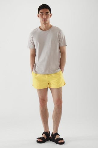 Tenue: T-shirt à col rond beige, Short de running moutarde, Sandales en toile noires
