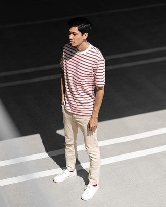 Tenue: T-shirt à col rond à rayures horizontales blanc et rouge, Jean beige, Baskets basses en toile blanches, Chaussettes rouges