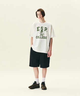 Tenue: T-shirt à col rond imprimé blanc et vert, Short noir, Chaussures de sport marron foncé, Chaussettes blanches