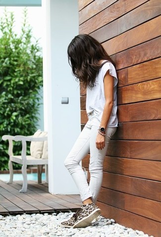 Comment porter des bottes imprimées léopard: Essaie d'associer un t-shirt à col rond blanc avec un jean skinny blanc pour une tenue idéale le week-end. Jouez la carte décontractée pour les chaussures et opte pour une paire de bottes imprimées léopard.