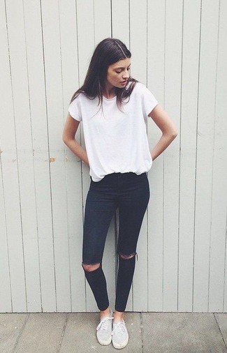 Comment porter des baskets basses grises: Un t-shirt à col rond blanc et un jean skinny déchiré noir communiqueront une impression de facilité et d'insouciance. Une paire de baskets basses grises est une option judicieux pour complèter cette tenue.