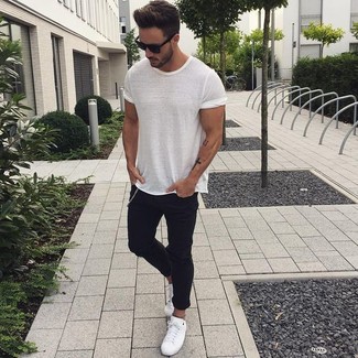 Un jean à porter avec des baskets basses blanc et bleu quand il fait très chaud: Associe un t-shirt à col rond blanc avec un jean pour une tenue relax mais stylée. Assortis ce look avec une paire de baskets basses blanc et bleu.