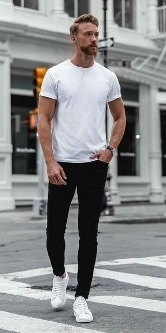 Comment porter un jean noir avec un t-shirt à col rond blanc quand il fait très chaud à 20 ans: Essaie de marier un t-shirt à col rond blanc avec un jean noir pour un look idéal le week-end. Une paire de baskets basses en toile blanches est une option parfait pour complèter cette tenue.