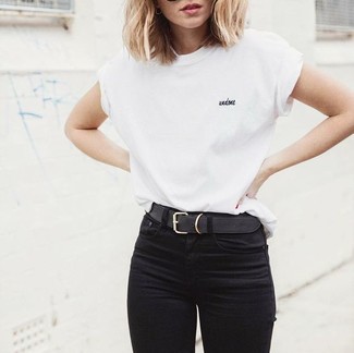 Comment porter une ceinture en cuir noire en été: Essaie d'harmoniser un t-shirt à col rond blanc avec une ceinture en cuir noire pour une impression décontractée. En fait, ce look d'été est superbe.