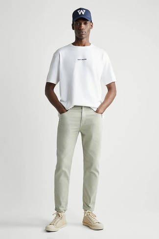 Tenue: T-shirt à col rond blanc, Jean vert menthe, Baskets montantes en toile beiges, Casquette de base-ball imprimée bleu marine et blanc