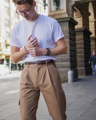 Comment porter une ceinture en cuir marron quand il fait très chaud à 30 ans: Pour une tenue aussi confortable que ton canapé, marie un t-shirt à col rond blanc avec une ceinture en cuir marron.