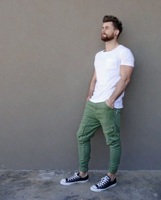 Comment porter un pantalon cargo vert: Pense à opter pour un t-shirt à col rond blanc et un pantalon cargo vert pour un look idéal le week-end. Cet ensemble est parfait avec une paire de baskets basses en toile noires et blanches.