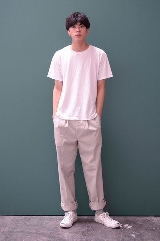 Tenue: T-shirt à col rond blanc, Pantalon chino beige, Baskets basses en toile blanches, Chaussettes grises